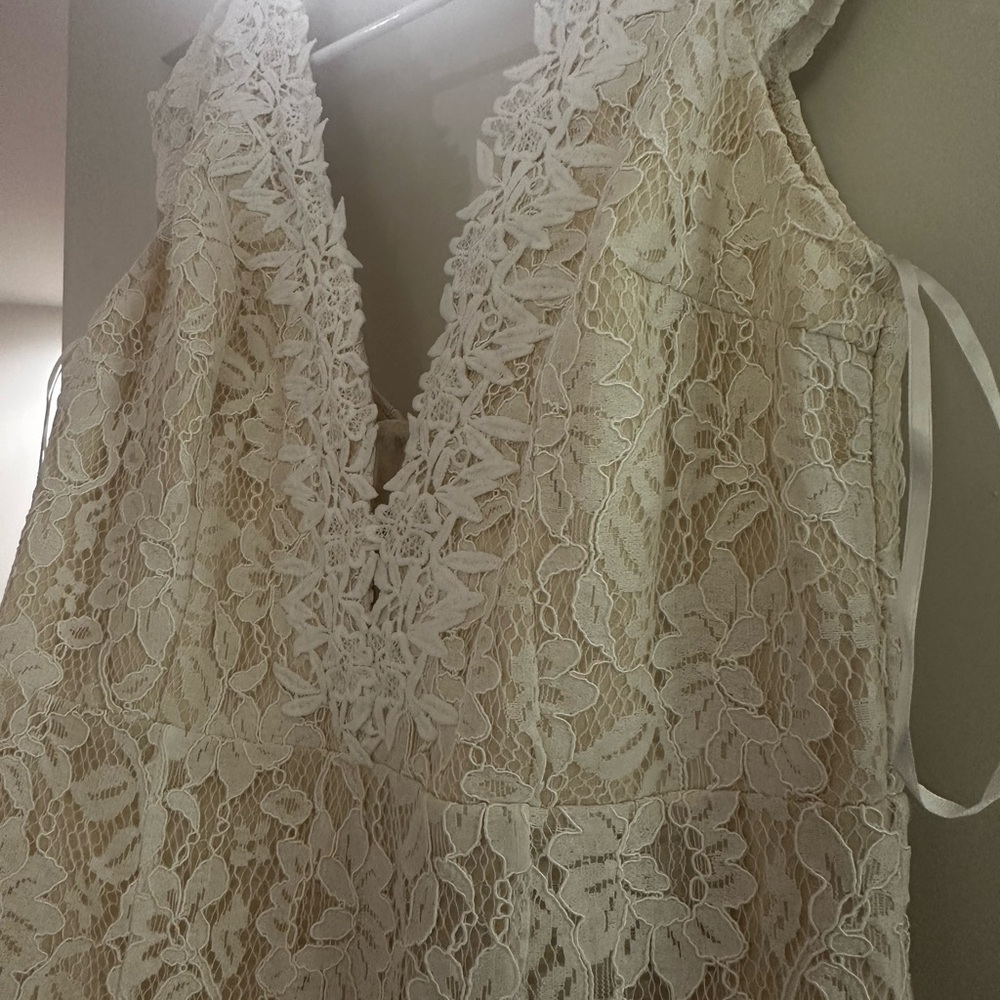 Elegant White Lace Dress - Picture 3 of 3